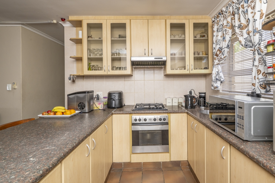 4 Bedroom Property for Sale in Uitzicht Western Cape